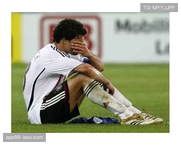 C罗无球跑动艺术再显神威，绿茵场上演“隐形杀手”经典教学