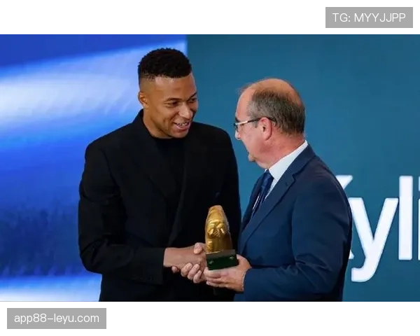 姆巴佩荣膺金童奖,状态回暖彰显足坛新星本色 姆巴佩荣膺金童奖,状态回暖彰显足坛新星本色