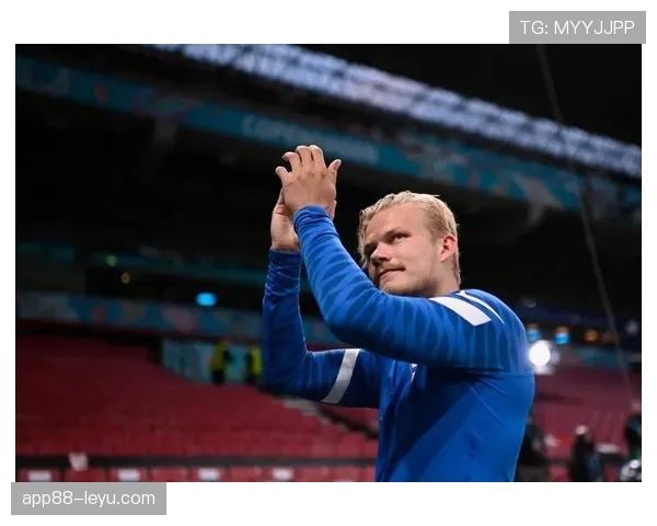 库尔图瓦纪录片揭秘绿茵场下的奋斗与坚韧，引球迷热切期待