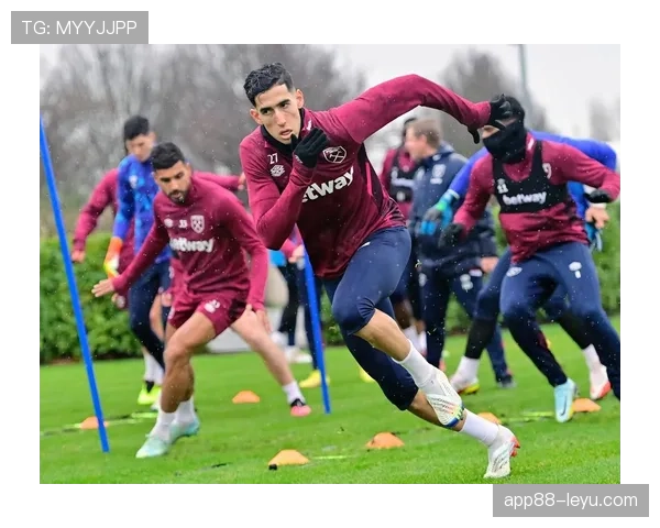 莫耶斯率西汉姆联迎战新挑战,球队士气高涨状态回暖 莫耶斯率西汉姆联迎战新挑战,球队士气高涨状态回暖