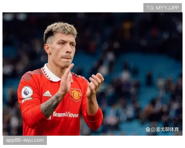 利桑德罗加盟曼联后防线表现持续提升,成为球队新希望与关键引援 利桑德罗加盟曼联后防线表现持续提升,成为球队新希望与关键引援