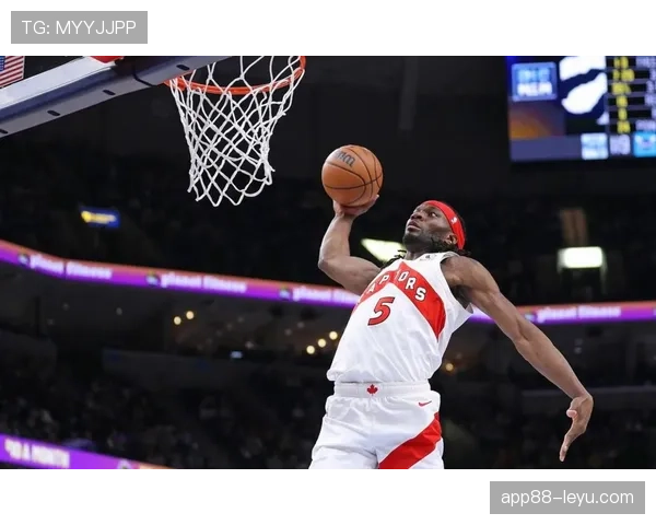 肯扬·马丁以强硬内线防守压制对手，助力球队篮板优势拉开差距