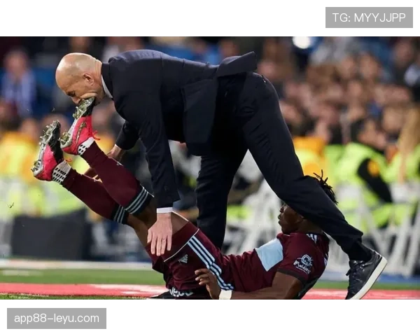 扎克拉文把衣帽间当夜店——几只限量球鞋的价钱能交我三年房租