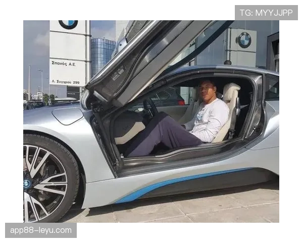 字母哥家车库停的不是车，是队友的梦